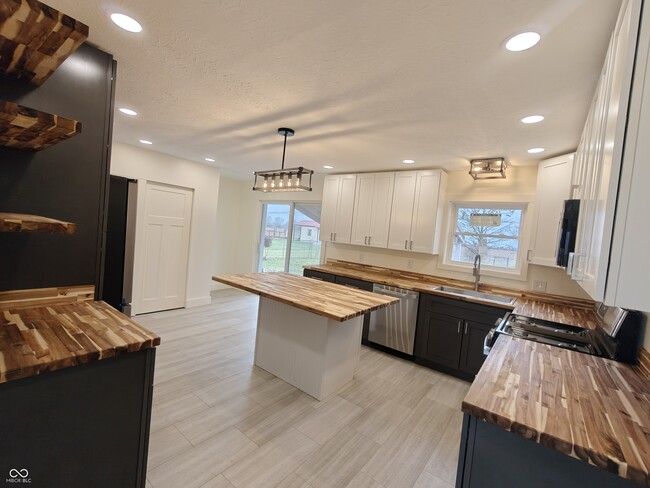 Building Photo - 2183 S Fairview Dr