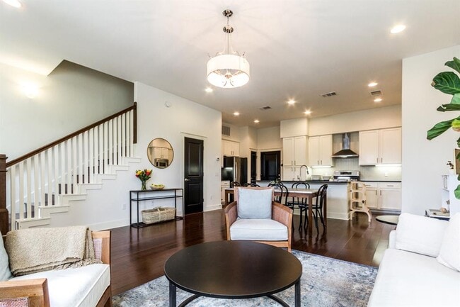 Building Photo - 2520 Bluebonnet Ln