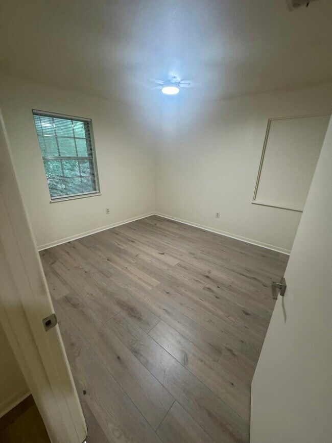Building Photo - 3013 W La Rua St