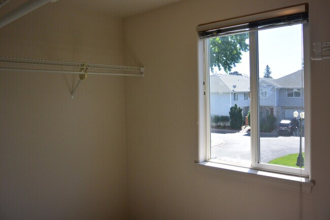 Building Photo - 5546 NE 89th Ave