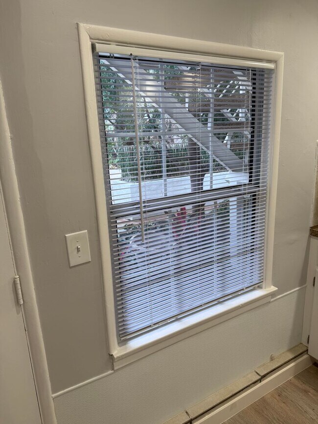 Building Photo - Studio Apartment -Open House  Tuesday the 17th at 5pm