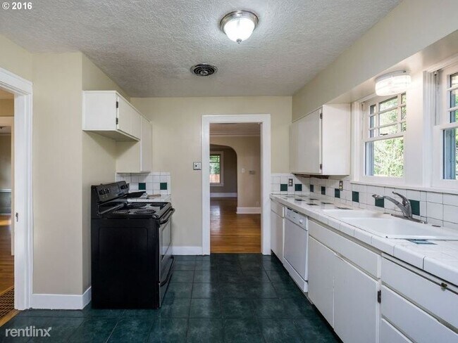 Building Photo - 3 br, 2 bath House - 7130 SW Canyon Drive