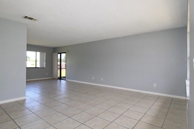 Building Photo - 2058 SE West Dunbrooke Cir