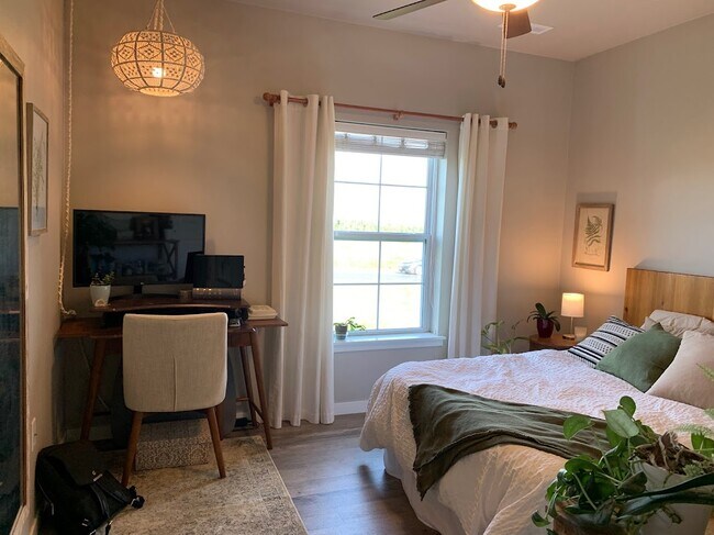Guest Room - 4837 E Court St