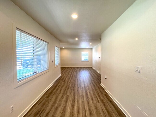 Building Photo - 1629 Kendall Dr