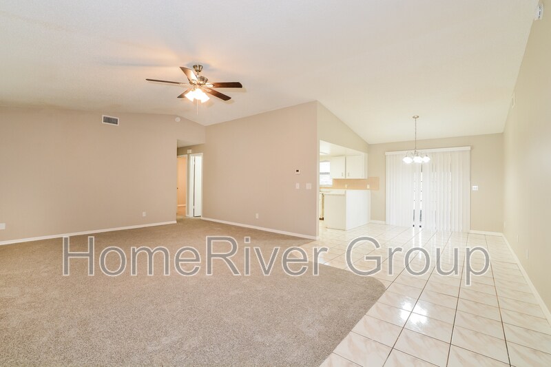 Building Photo - 2811 Queen Palm Dr
