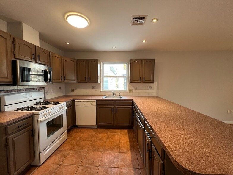 Building Photo - 33 McAdoo Ave