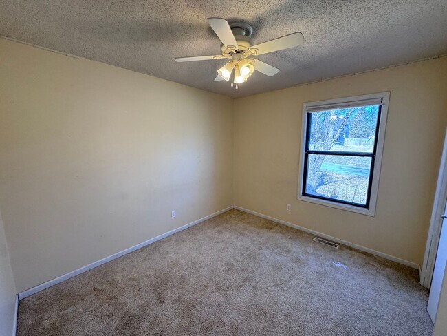 Building Photo - 5 Bedrooms!