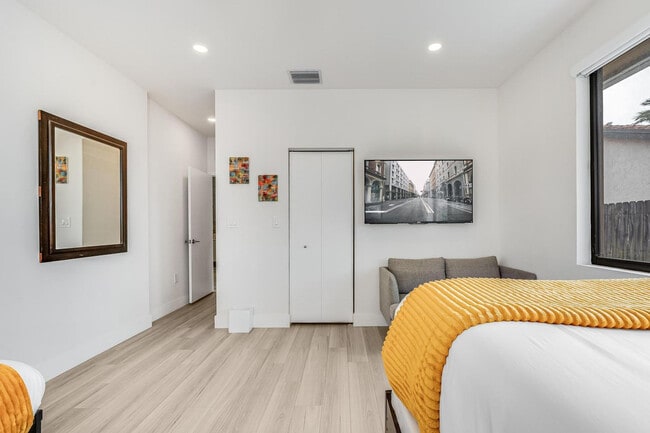 Building Photo - 826 SW 14th Ct