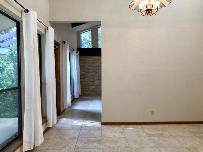 Building Photo - 4305 Center Oak Wds