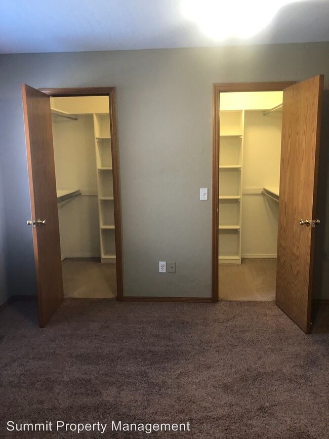 Building Photo - 522-524 E Rogers Dr