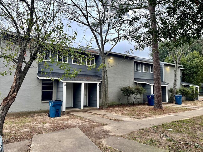 Building Photo - 702 Hargest St