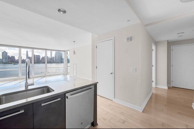 Building Photo - 2 2nd St