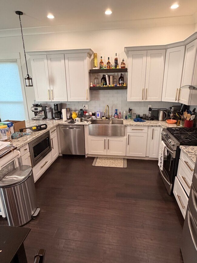 Building Photo - Gorgeous Single Family Home, 4BD/4BA with Large Backyard