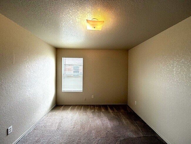 Building Photo - 5208 Lauren Lea Dr