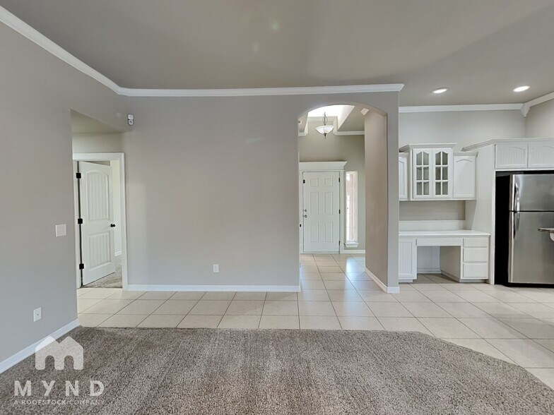 Building Photo - 3312 E Gillette St