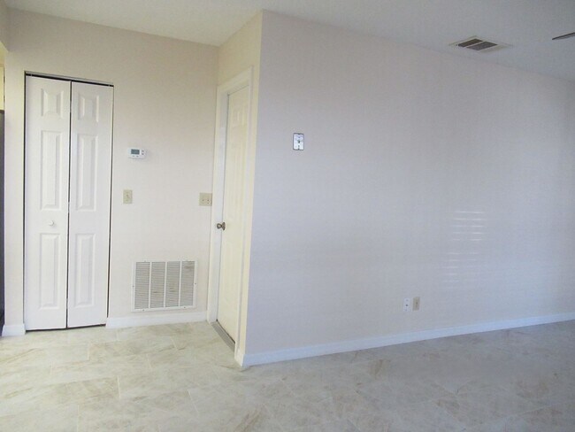 Building Photo - 127 Sunnyside Dr