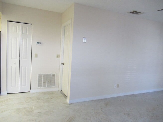 Building Photo - 2br/2ba Duplex with Lakeview