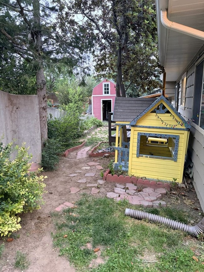 Building Photo - House For Lease