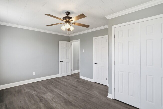 Building Photo - Beautiful Duplex with Charm