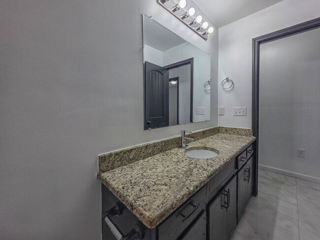 Building Photo - Charming 3-Bed, 2.5-Bath Home in Bethany w...