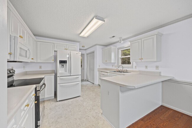 Building Photo - Beautiful 3-bed, 2 bath home in Hallmark G...
