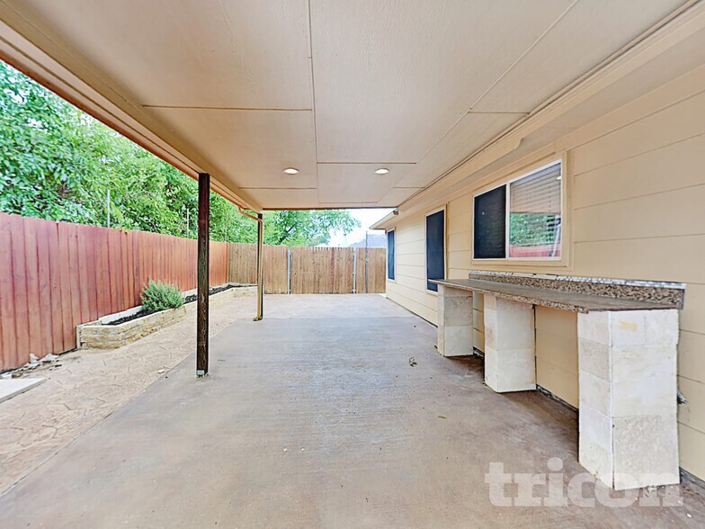 Building Photo - 4000 Sapphire Ln