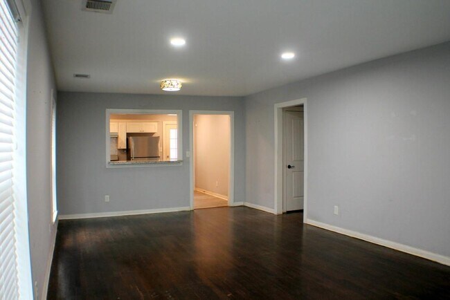 Building Photo - 8241 Glenview Dr