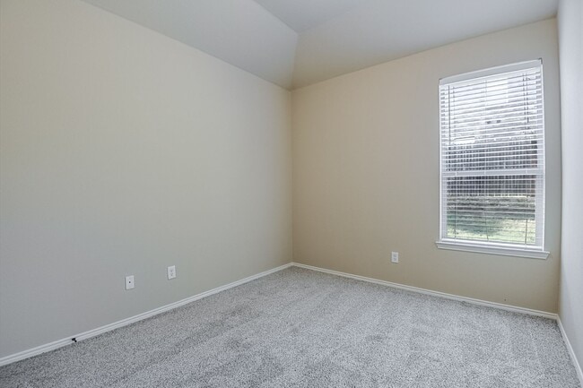 Building Photo - Available Now! Nice 3 Bedroom Townhouse lo...