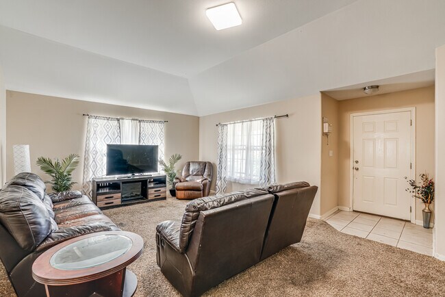 Building Photo - 549 Roadrunner Ave