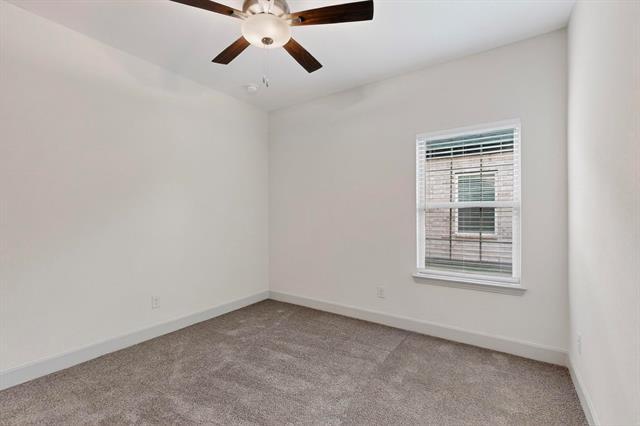Building Photo - 560 Oak Crk Dr
