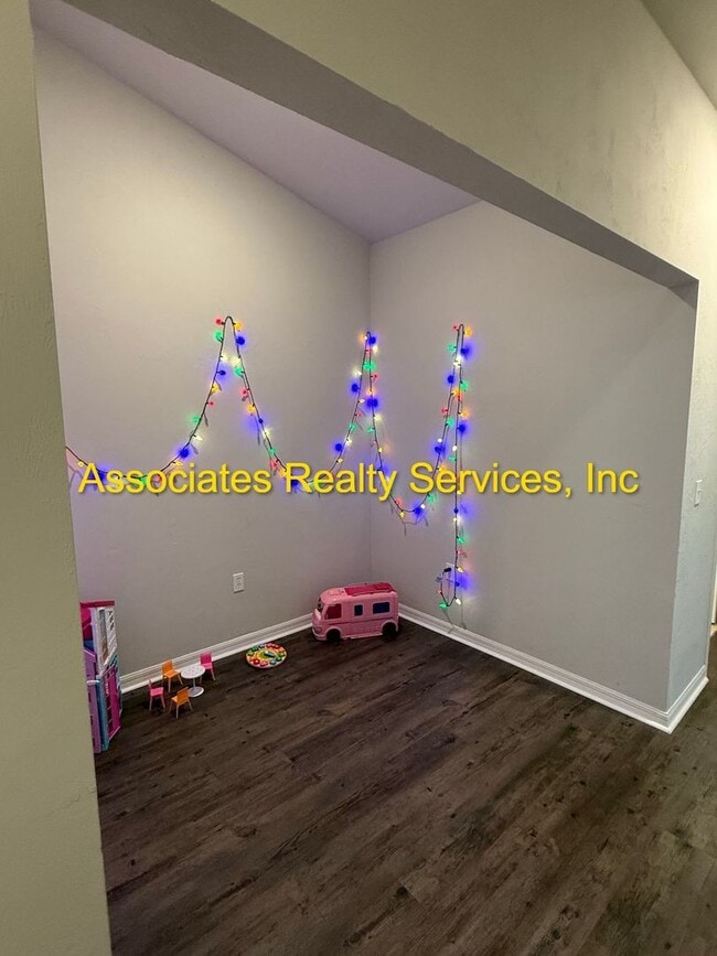 Building Photo - Spacious 4-Bedroom Home with Office in Portofino!  LOOK!