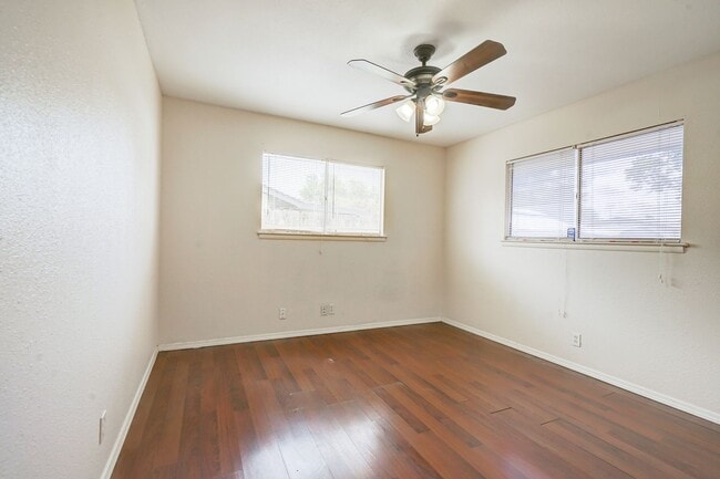 Building Photo - 206 Meadow Path Dr