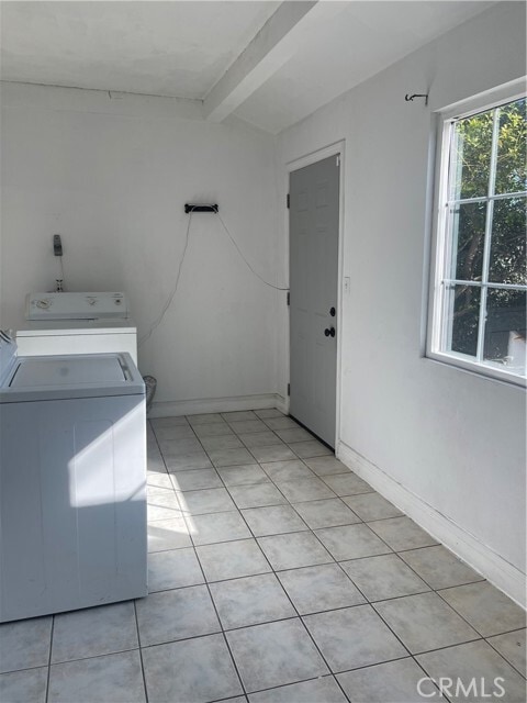 Building Photo - 10140 W Live Oak Ave