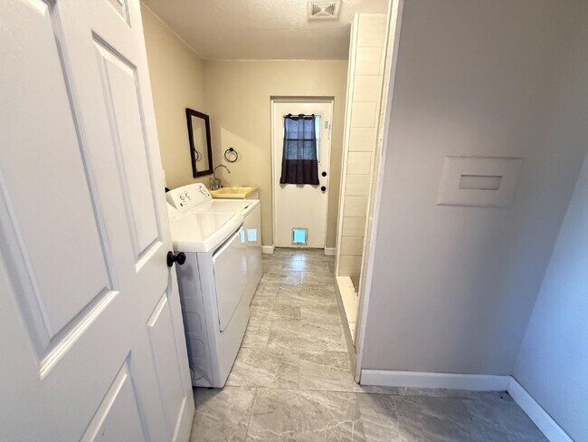 Building Photo - COUNTRY LIVING ON 5 ACRES WITH 3 BED, 3 BA...