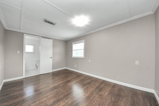 Building Photo - 5747 Turtle Creek Rd