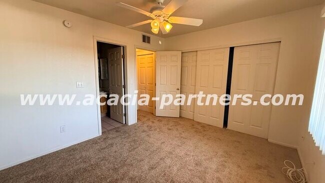 Building Photo - Gated 2 bed 2.5 bath