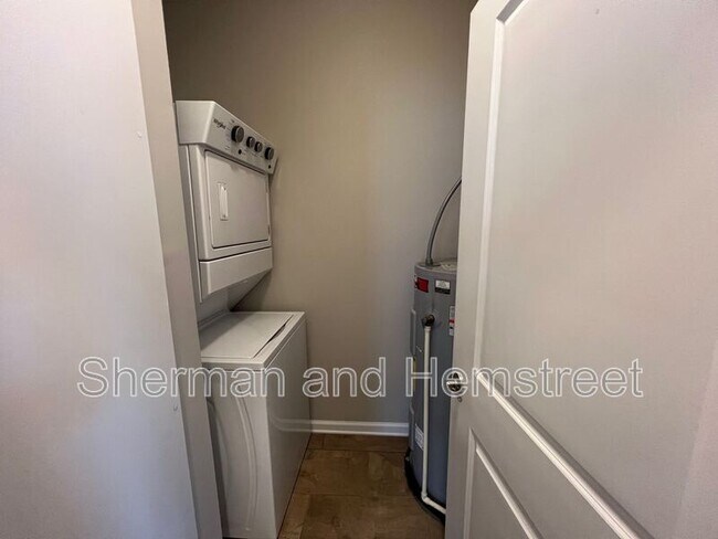 Building Photo - 645 Dobhill Ln