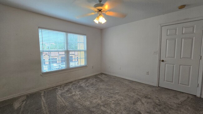 Building Photo - Spacious 2 Bed, 2 Bath Condo in Gated Comm...