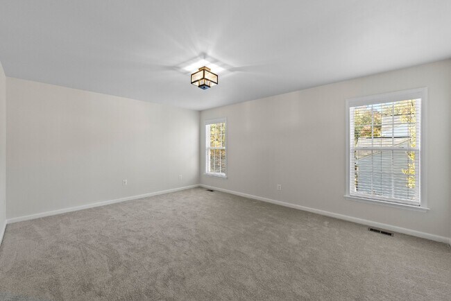 Building Photo - Embrace Elegant Living in Gainesville!