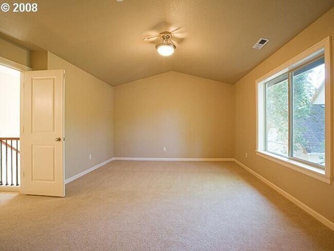 Building Photo - Beautiful 4 Bedroom Home In Garden Home Area!