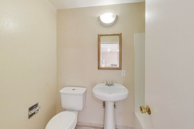 Building Photo - 22555 Linden St