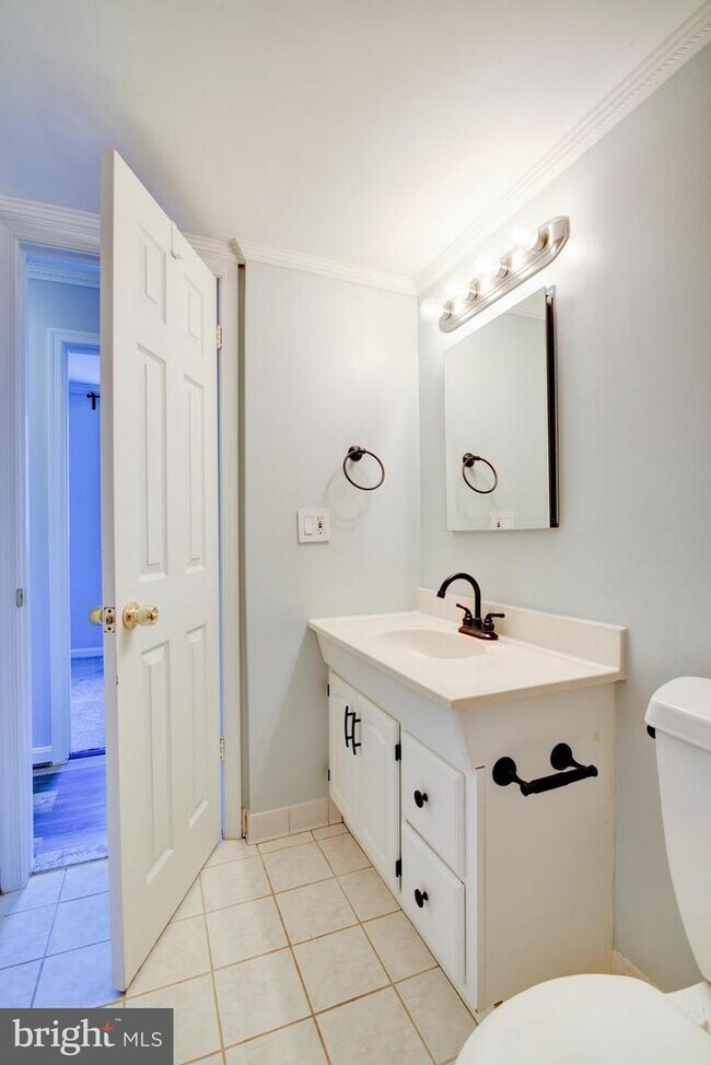 Building Photo - 618 Worchester St