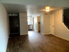 Building Photo - 2-Bedroom 1 1/2 bathroom townhouse in Springfield