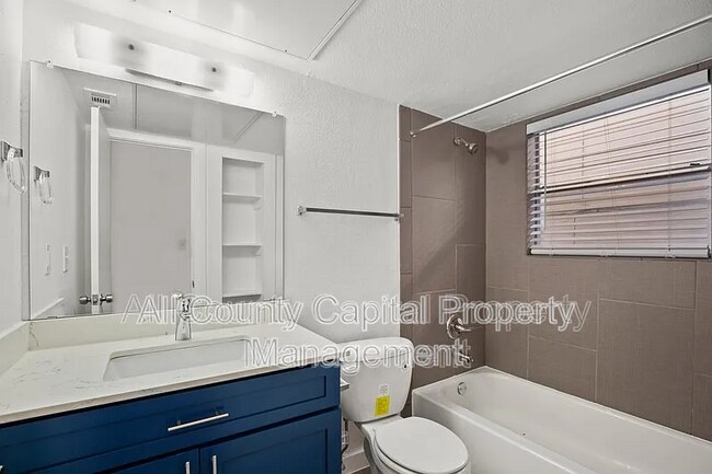 Building Photo - 502 W 35th St