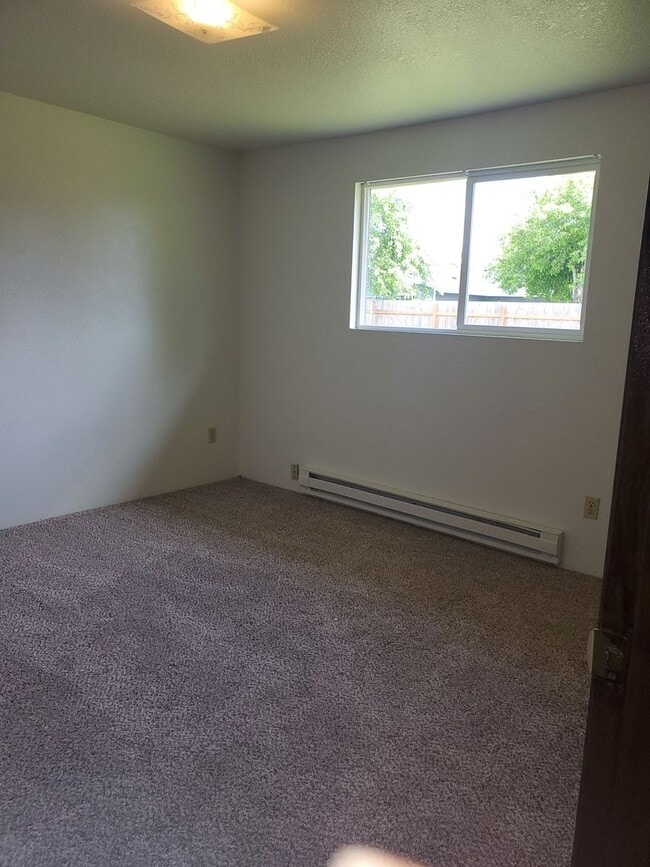 Building Photo - 2 bed 1 bath Duplex