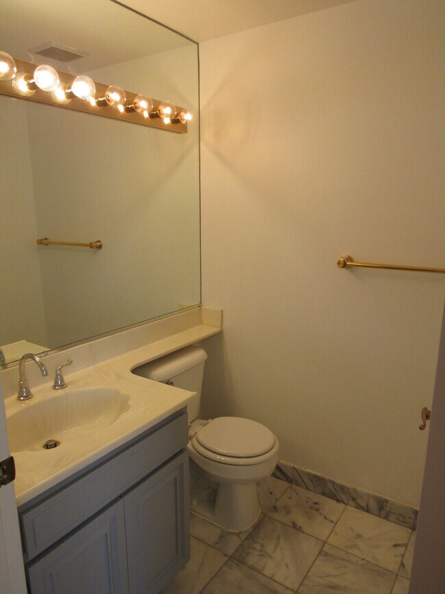 Building Photo - 5145 Yarmouth Ave