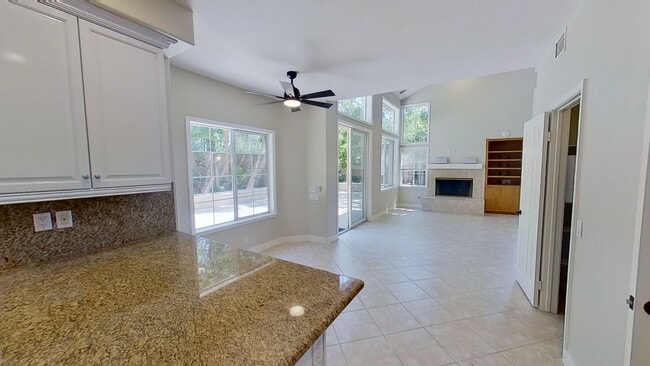 Building Photo - Spectacular and Spacious 4 Bed / 3 Bath Sa...