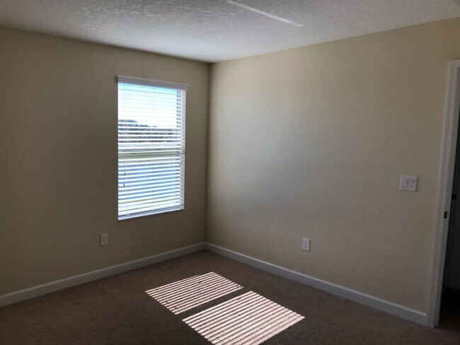 Building Photo - 5 Bedroom / 3.5 Bathroom House at Independ...