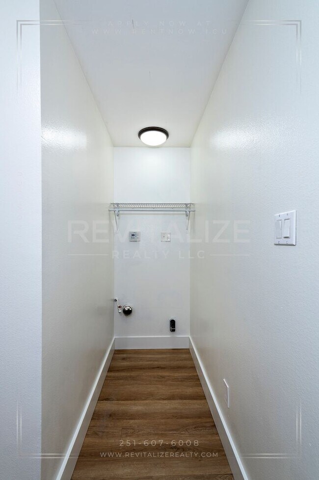 Building Photo - Beautifully Remodeled 4 Bed / 2 Bath Home near Airport Blvd